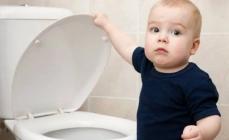 Varför kissar en bebis lite och vad man ska göra åt det: orsaker till sällsynt urinering, behandlingsalternativ