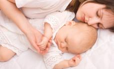 Orsaker till orolig sömn hos en nyfödd