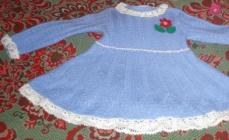 Stickad barnklänning Virkad barnklänning på raglanok